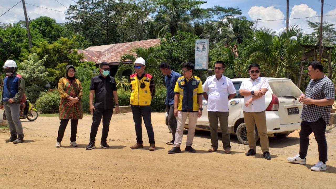 Sejumlah anggota DPRD Kolaka Timur, meninjau pengerjaan jalan Welala-Raraa Kecamatan Ladongi. Rabu (19/10/2022). Foto: Ist