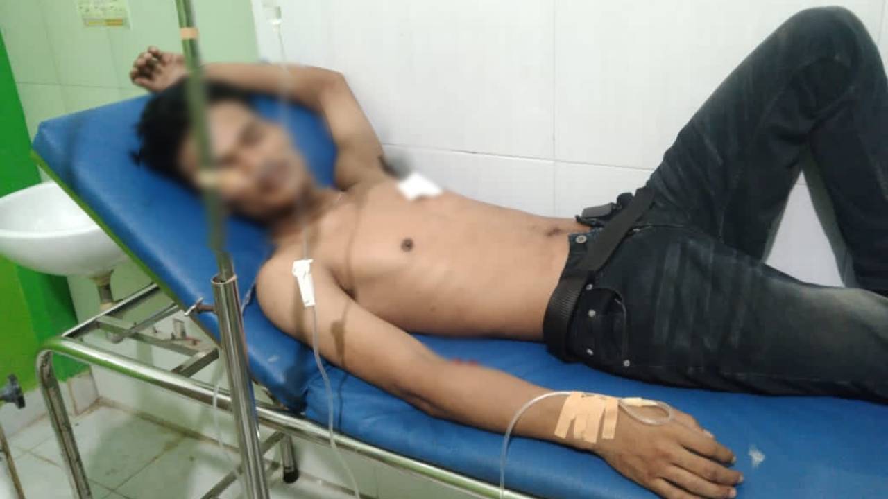 MHT korban penikaman seorang pria mabuk,  sedang dirawat di rumah sakit karena diduga mengalami luka tusuk mengenai jantung. Foto: Ist.