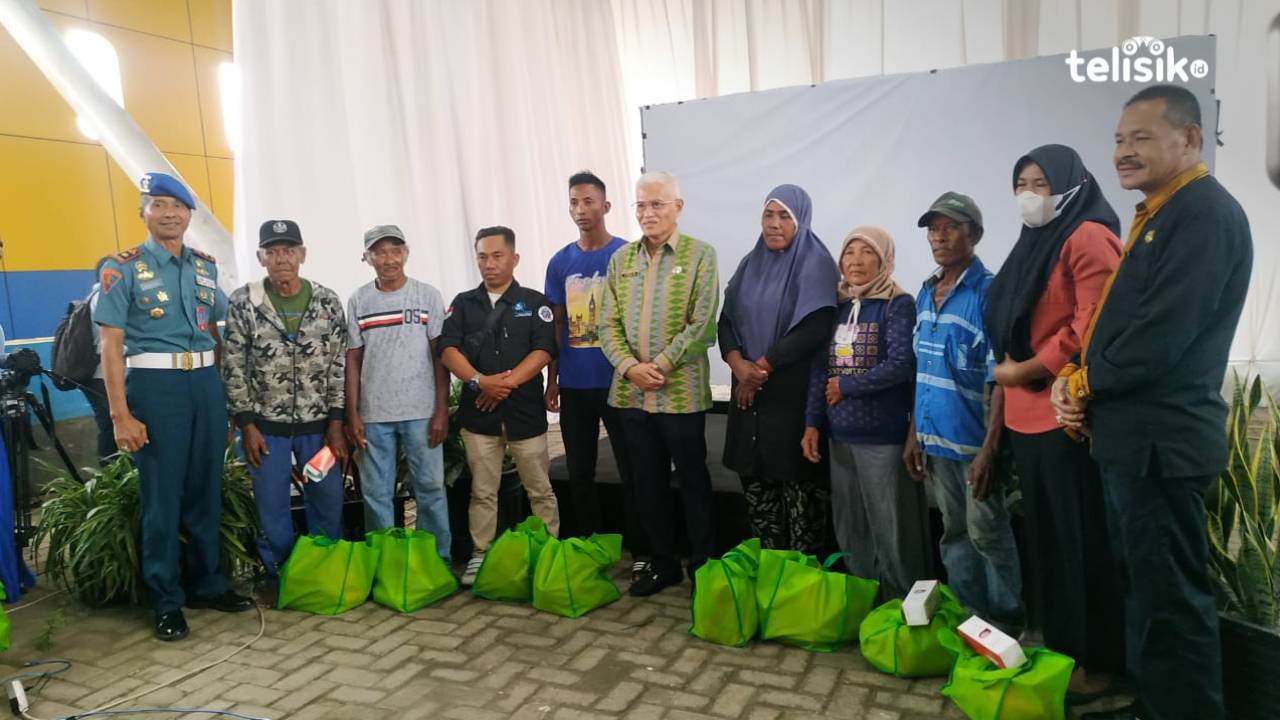 Pj Sekretaris Daerah Provinsi Sulawesi Tenggara, Asrun Lio memberikan penghargaan kepada para nelayan yang mengumpulkan sampah terbanyak, di acara Bulan Cinta Laut, Kamis (27/10/2022). Foto: Adinda Septia Putri/ Telisik