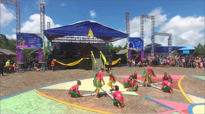 Penari Lulo Alu saat pembukaaan Festival Tangkeno pada tahun 2021 lalu. Foto: Ist.