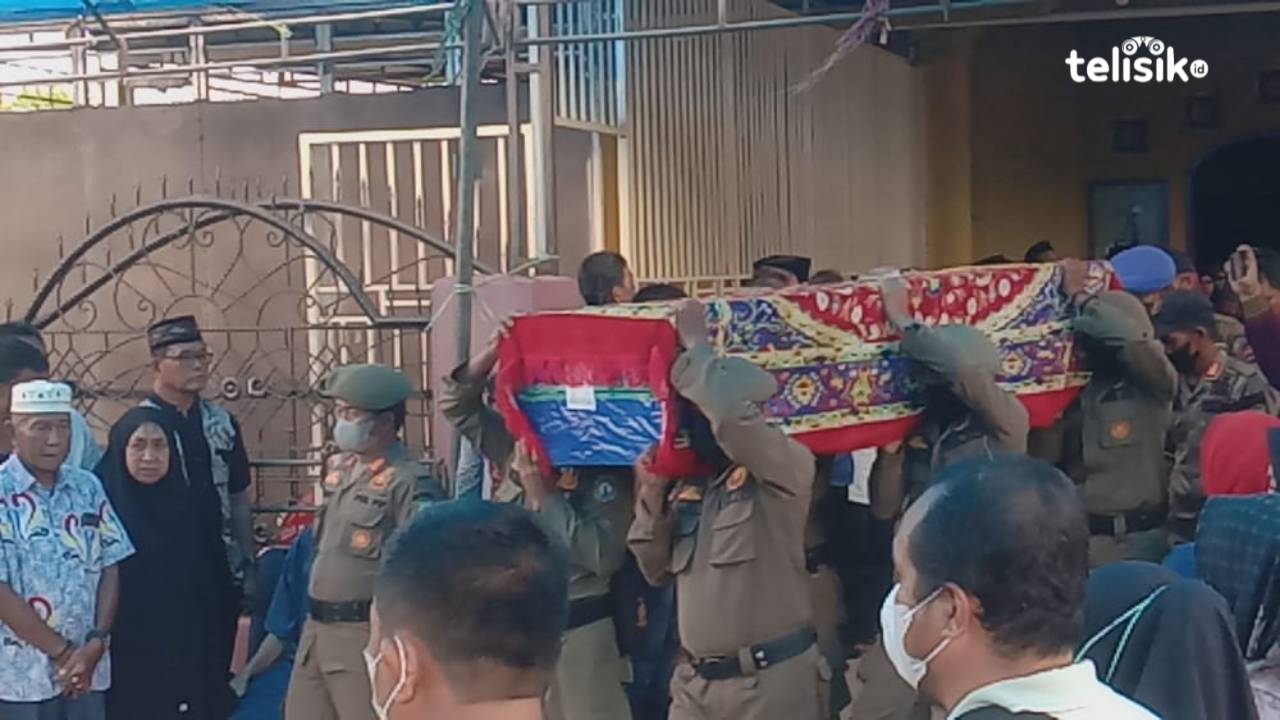 Jenazah Almarhum Ahmad Mujahid saat prosesi upacara pelepasan oleh Pemda Bombana. Hir Abrianto/Telisik