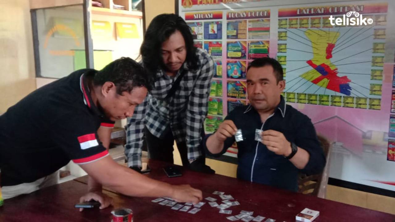 Kapolsek Katobu, Iptu LM Arwan memperlihatkan BB sabu. Foto: Sunaryo/Telisik