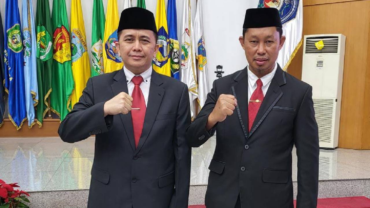 Kepala Biro Umum Setjen Kemendagri, Asmawa Tosepu (kanan) ditunjuk pemerintah pusat menjadi Pj Wali Kota Kendari, menggantikan Sulkarnain Kadir yang purna tugas 9 Oktober 2022. Foto: Ist.