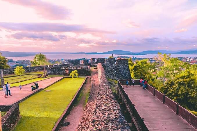 Sebagai benteng terluas di dunia, Benteng Keraton Buton sudah mendapat penghargaan MURI dan Guinness Book Record pada September 2006. Foto: Repro Pinterest