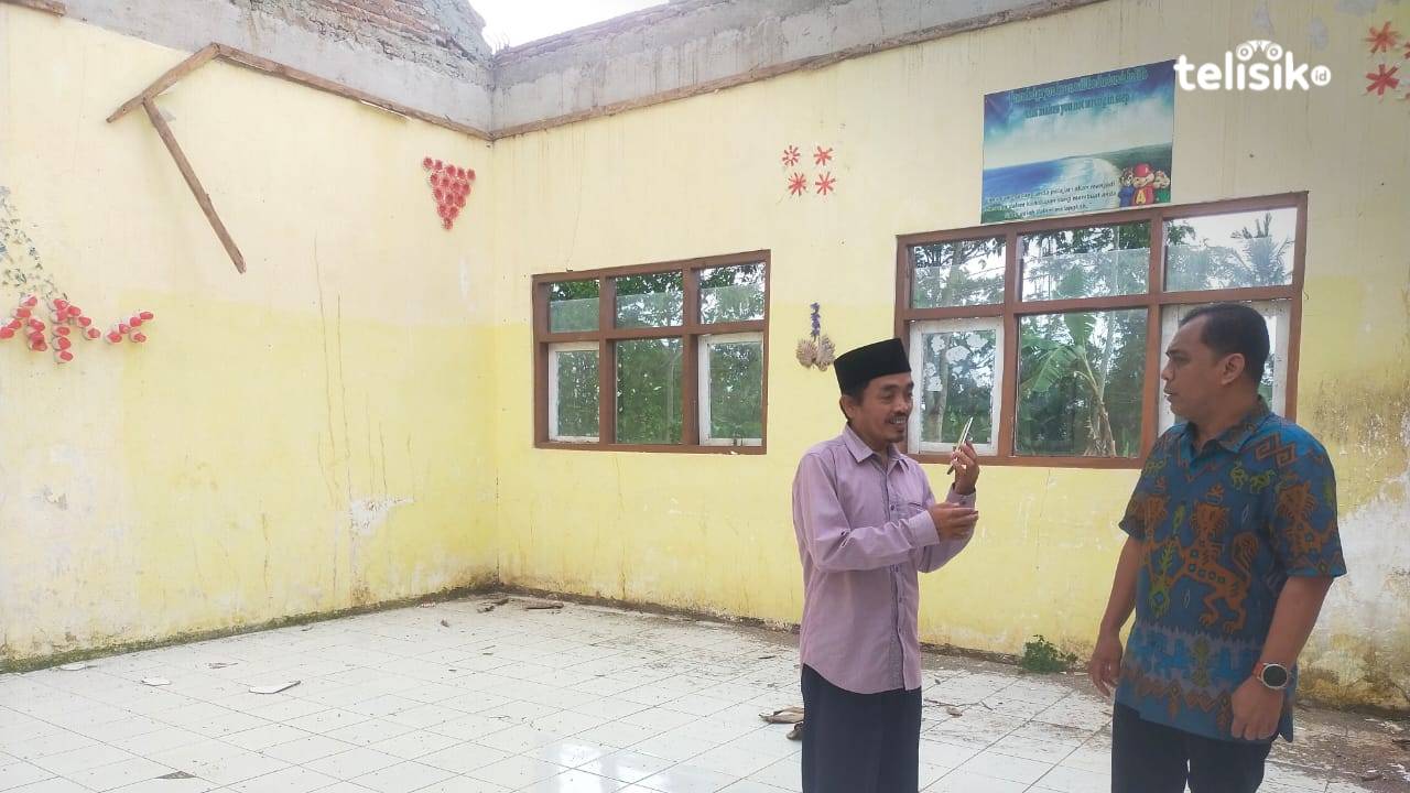 Kondisi salah satu sekolah di Bondowoso yang mengalami rusak parah. Foto: Yudhie/Telisik