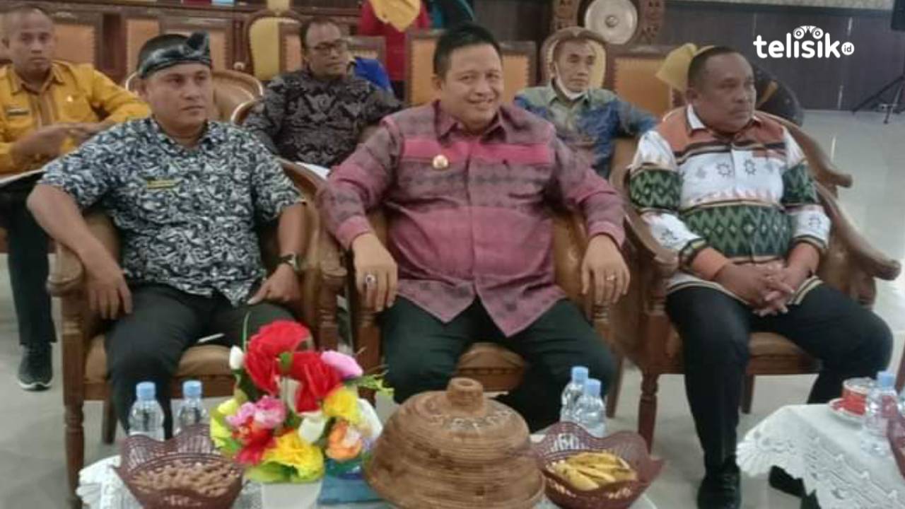 Bupati Muna, LM Rusman Emba bersama Kepala BKPSDM, La Ode Ena. Foto: Sunaryo/Telisik