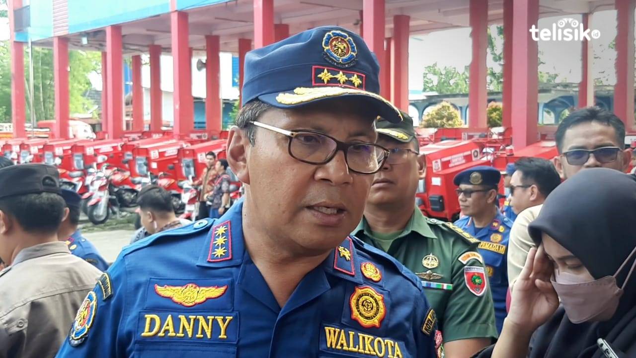WaliKota Makassar Danny Pomanto saat melancing Damtor (Damkar Motor) di kantor Dinas Pemadam Kebakaran Kota Makassar. Foto: Rezki Mas'ud/Telisik