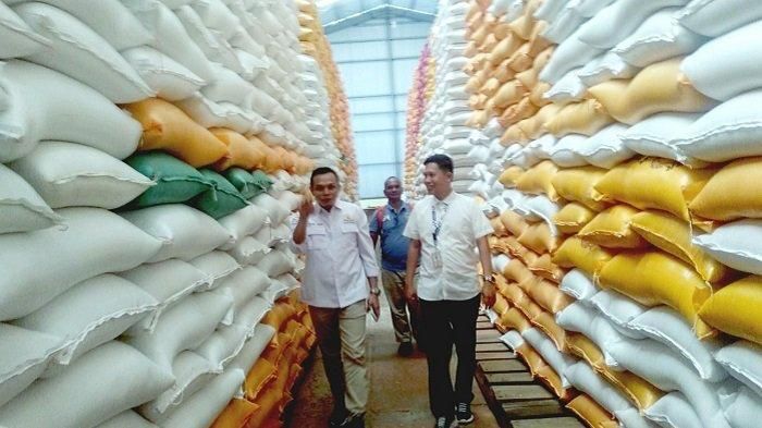 Ketua Kadin Konawe bersama Kepala Bulog Konawe saat mengunjungi gudang beras Tuoy. Foto: Ist.