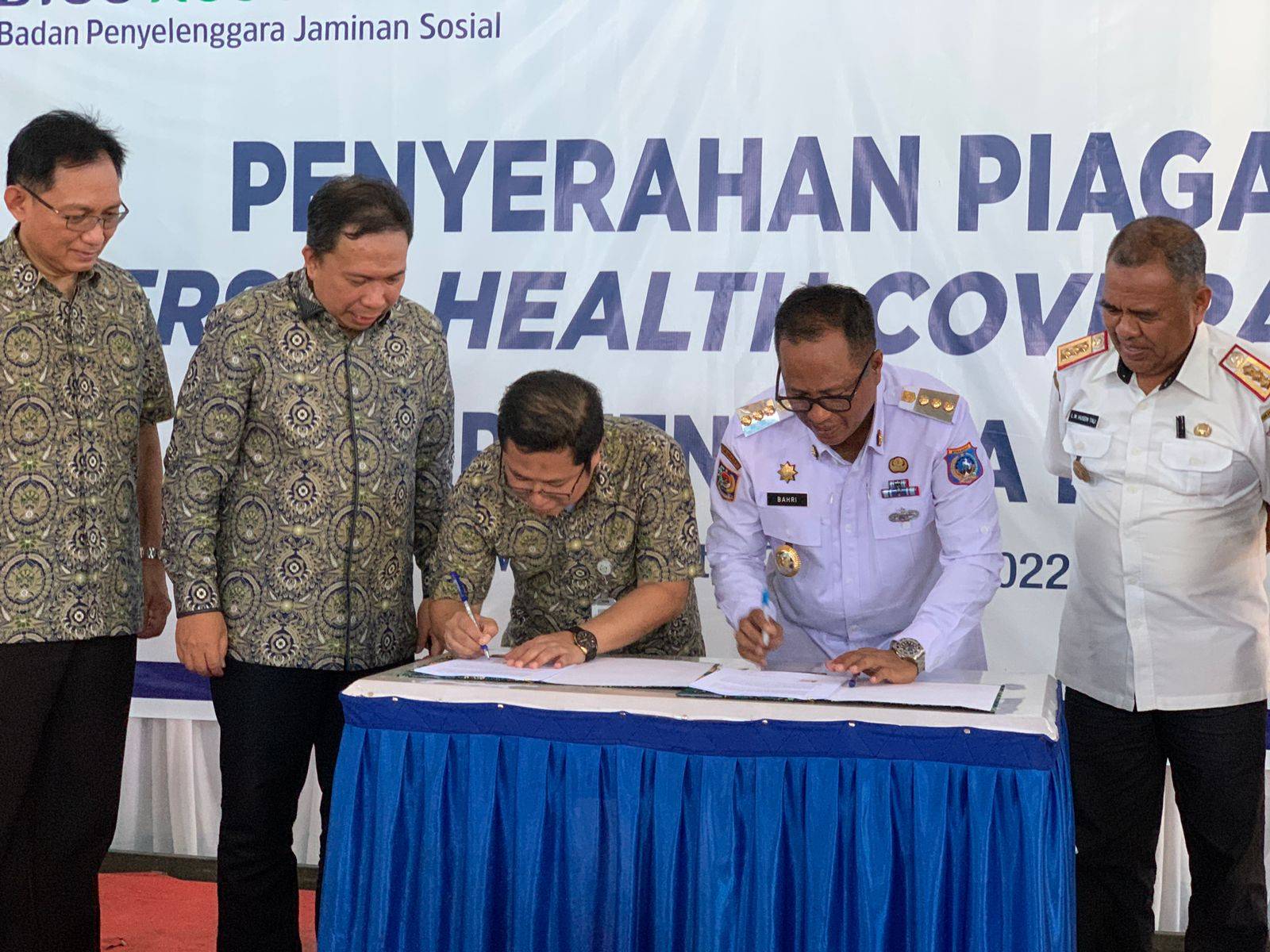 Penyerahan piagam penghargaan atas tercapainya 100 persen UHC bagi Pemerintah Kabupaten Muna Barat. Foto: Ist.