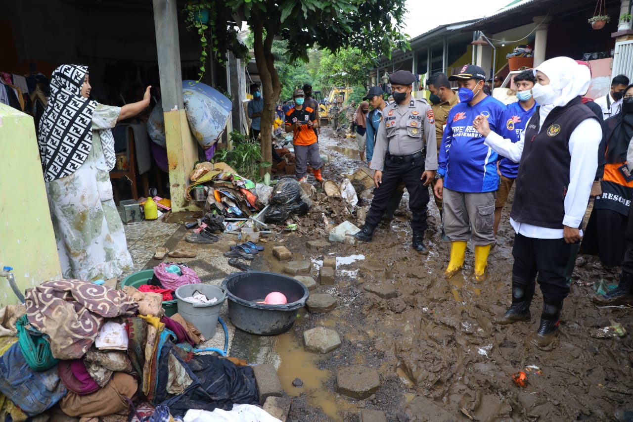 Gubernur Jawa Timur, Khofifah Indar Parawansa sedang memantau lokasi bencana. Foto: Ist