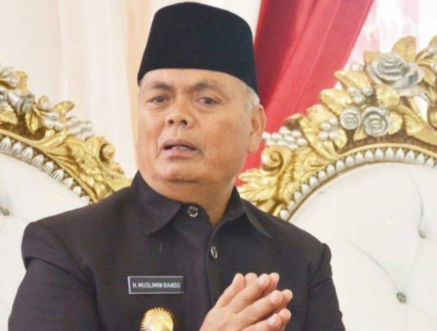 Bupati kabupaten Enrekang, Muslimin Bando menilai berita wartawan terkait bencana alam berlebiha. Foto: Ist.