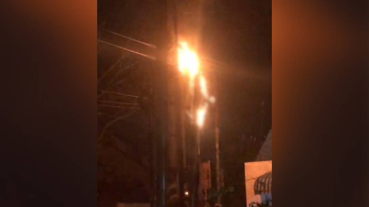 Korban tewas kesetrum dan terbakar saat mengecat baliho organisasi kepemudaan di Kecamatan Medan Timur, Kota Medan. Foto: Humas Polsek Medan Timur