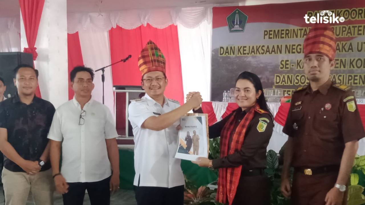 Serah terima buku sakti regulasi pengelolaan DD dari Kajari Kolaka Utara, Hendrina Malo kepada Pj Bupati, Parinringi, di dampingi Kadis PMD, Patahuddin, SH (baju putih). Foto: Muh. Risal H/Telisik