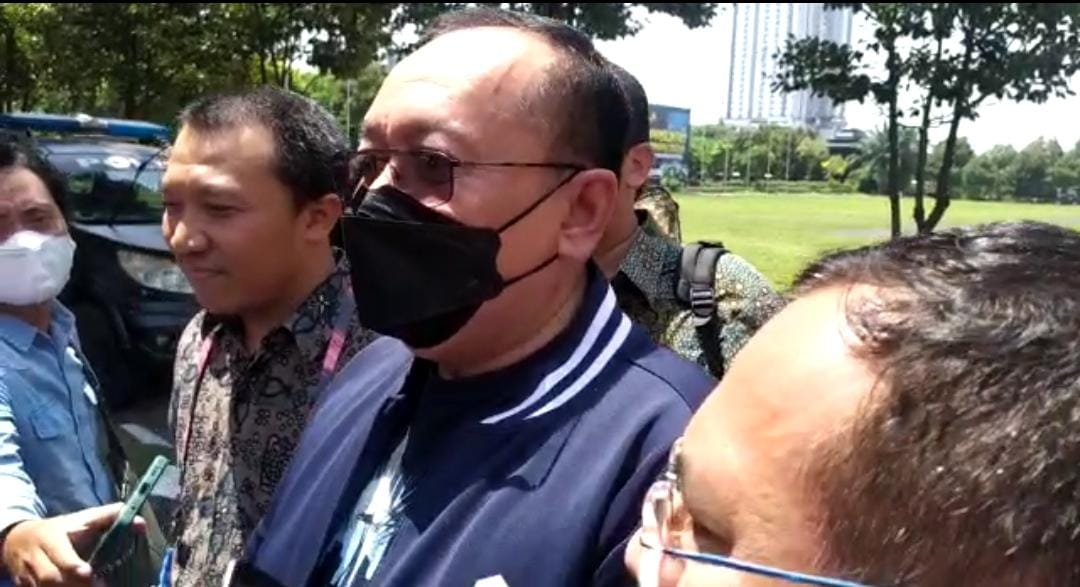 Dirut PT LBI saat tiba di Polda Jawa Timur memenuhi panggilan penyidik soal Rusuh Kanjuruhan Malang. Foto: Ist