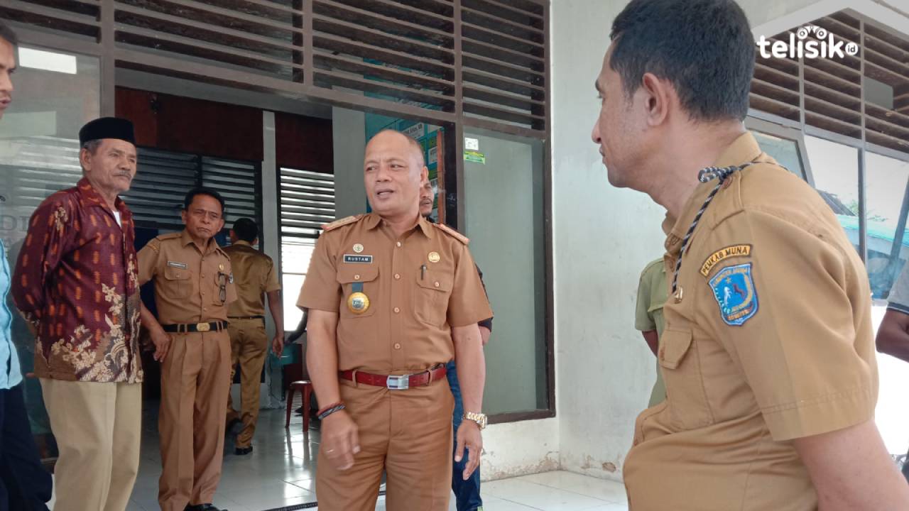 Ketua Desk Pilkades Muna, Rustam bersama koordinator penyelesaian sengketa, Kaldav Akyda Sihidi. Foto: Sunaryo/Telisik