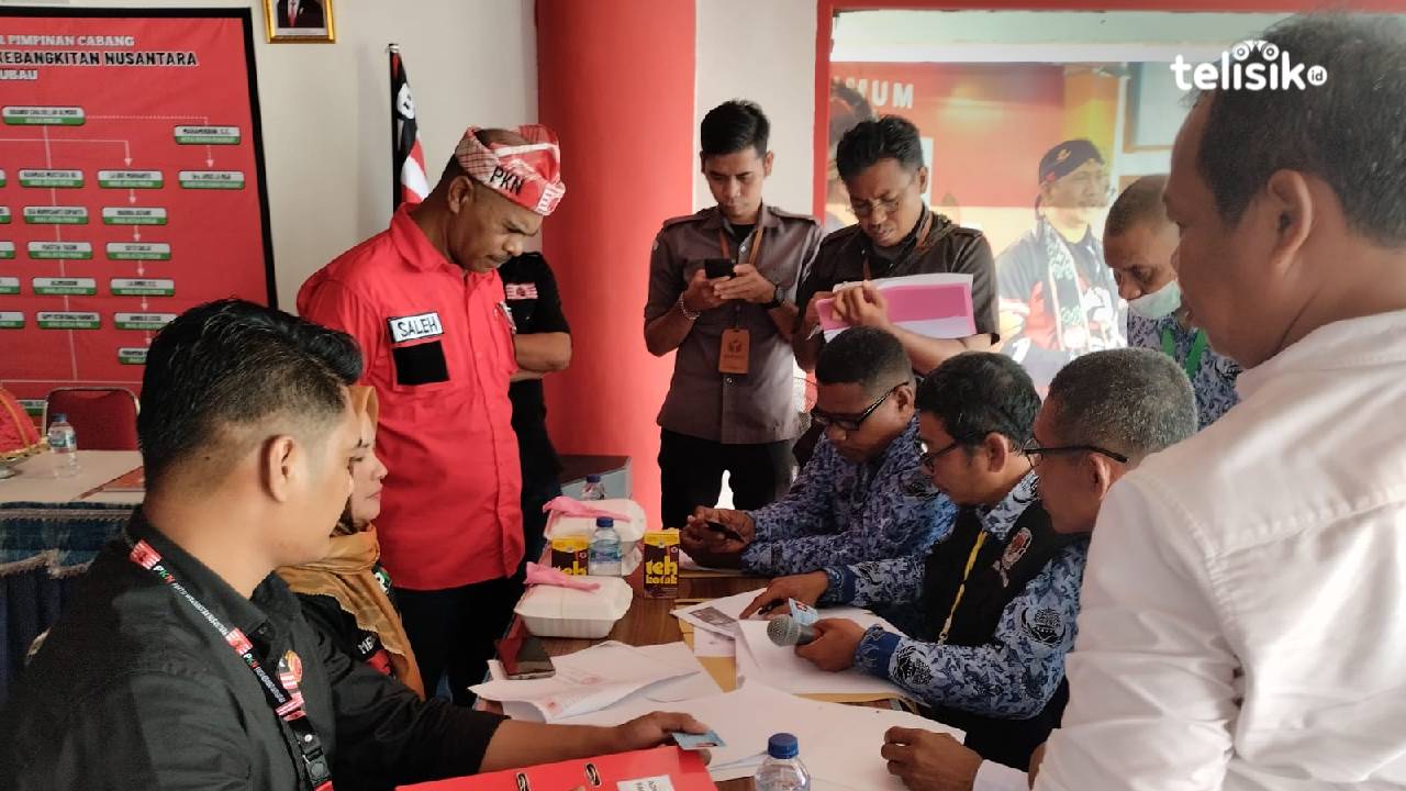 Suasana Verfak di Sekretariat PKN Baubau. Terlihat tim Verfak KPU tengah memverifikasi berkas PKN. Foto: Dheny Djohan/Telisik