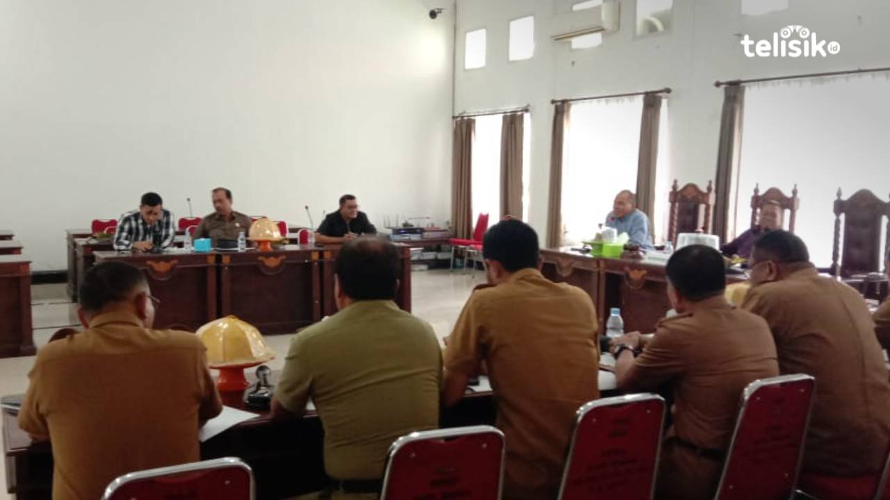 Bapemperda DPRD Muna bersama Pemkab membahas usulan Propemperda 2023. Foto : Sunaryo/Telisik