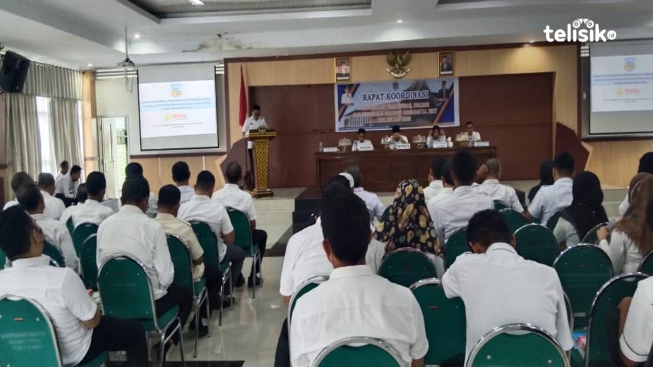 Gelar Rapat koordinasi, Plt Bupati Kolaka Timur Abd Azis, menegaskan percepatan pembangunan di sektor fisik maupun non fisik Foto : Sigit Purnomo/Telisik