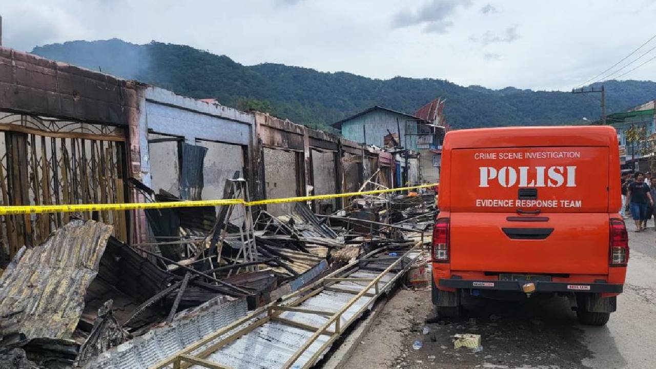 Petugas kepolisian sedang berada di lokasi gempa bumi yang terjadi di Kabupaten Tapanuli Utara Provinsi Sumatera Utara. Foto: Humas Polda Sumatera Utara