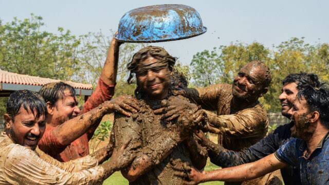 Gorehabba adalah tradisi atau ritual dari India yang dilakukan dengan saling perang atau menyiram kotoran sapi. Foto: Repro Kumparan.com
