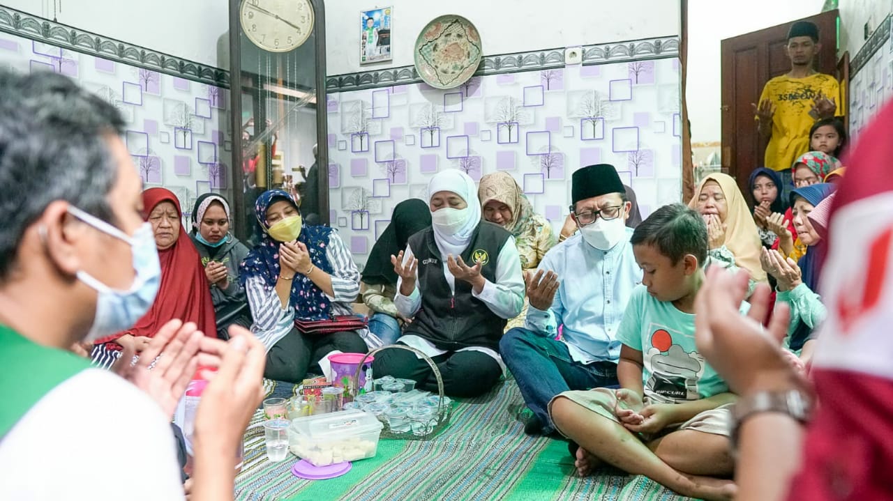 Gubernur Jawa Timur, Khofifah Indar Parawansa saat takziah di rumah korban kanjuruhan. Foto: Ist