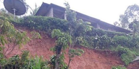 Titik longsor badan jalan nasional Trans Flores, akibat intensitas hujan tinggi. Foto: Ist