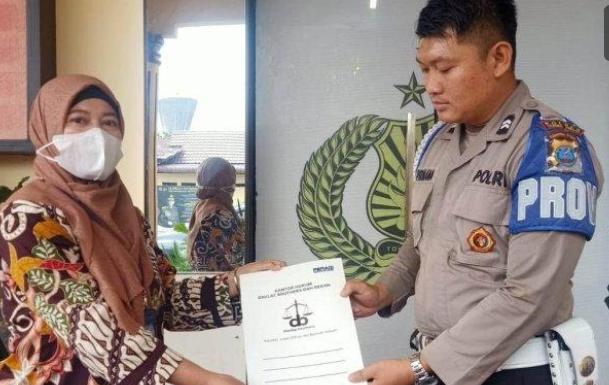Fitriyani ketika membuat laporan pengaduan bersama dengan tim Seksi Propam Polres Tebingtinggi. Foto: Ist.