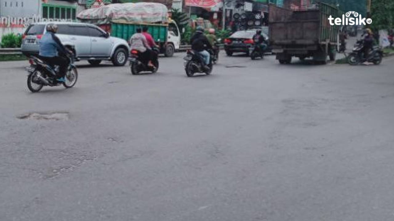 Jalan rusak dan berlubang yang berada di jalur keluar-masuk gerbang Tol Tanjung Morawa membahayakan pengendara. Foto: Reza Fahlefy/Telisik