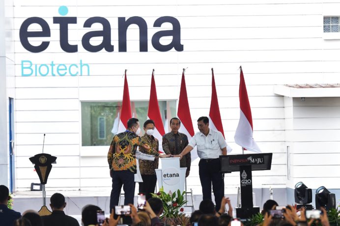 Presiden Jokowi ketika meresmikan Pabrik Etana Biotechnologies di kawasan industri Pulogadung Jakarta Timur, Jumat (7/10/2022). Foto: Setpres
