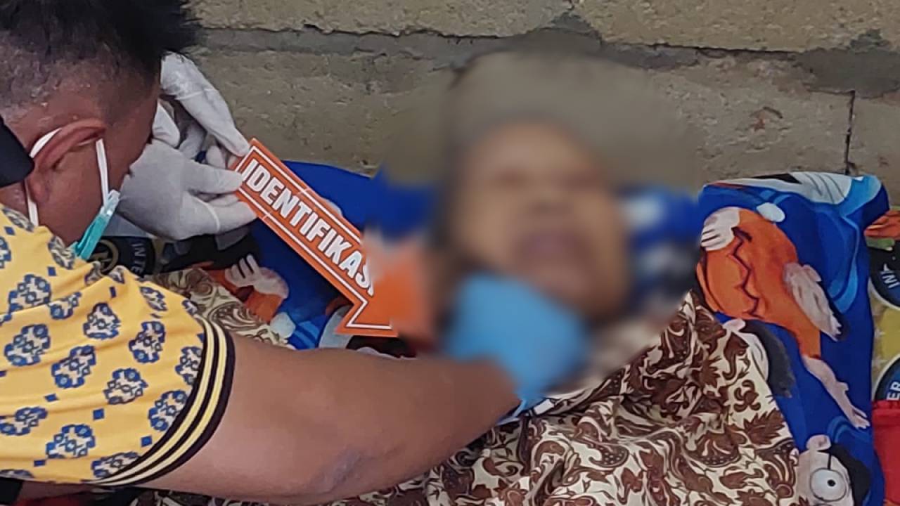 M (77) warga Kelurahan Abeli, Kecamatan Abeli, Kota Kendari ditemukan tewas gantung diri dengan menggunakan 2 lembar kain sarung. Foto: Ist