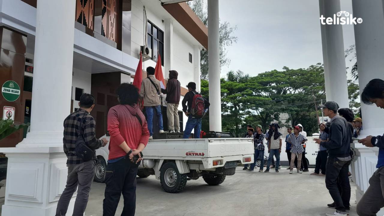 Massa demo di Kejari Kendari terkait dugaan korupsi pengadaan alkes dan mobil penyapu jalan. Foto: La Ode Andi Rahmat/Telisik