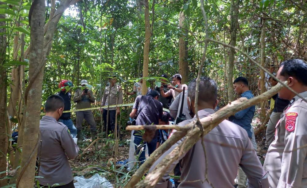 Warga Jalan Lalombaku, Kelurahan Watulondo, Kecamatan Puuwatu, Kota Kendari, digegerkan penemuan kerangka manusia di tengah hutan. Foto: Ist.