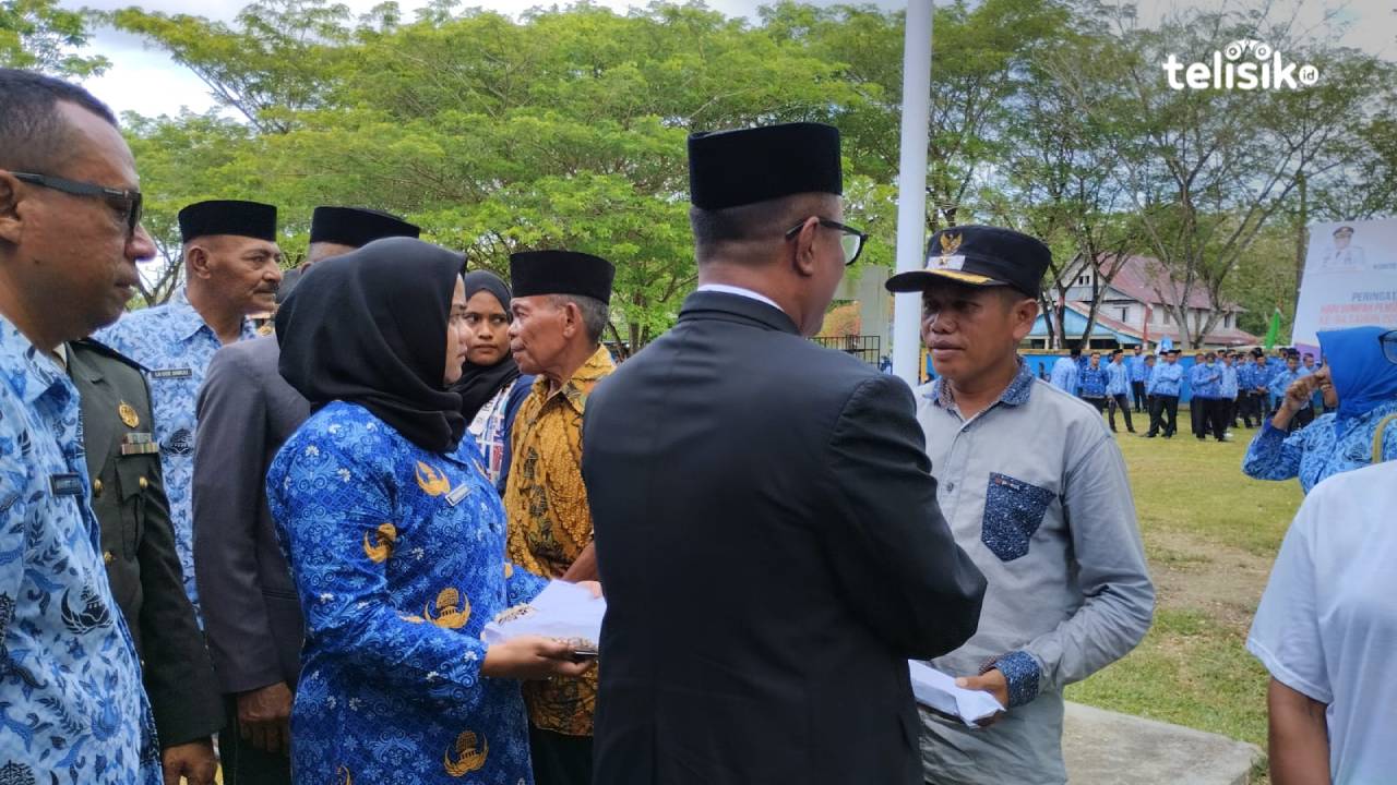 Pj Bupati Muna Barat serahkan bantuan bagi korban kebakaran yang ada di Desa Momuntu dan Desa Bakeramba. Foto: Putri Wulandari/Telisik
