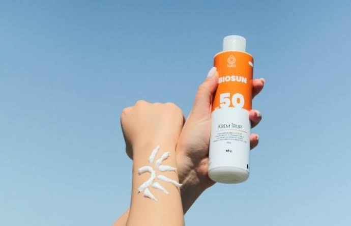 Untuk menjaga kulit dari pancaran sinar matahari langsung dapat dilakukan dengan mengoleskan kulit dengan sunscreen. Foto: Repro superyou.co.id