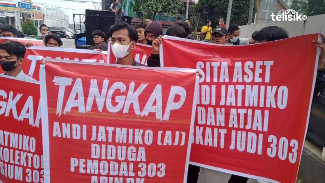 Pendemo meminta polisi menangkap terduga pemodal bos judi online Apin BK. Foto: Reza Fahlefy/Telisik