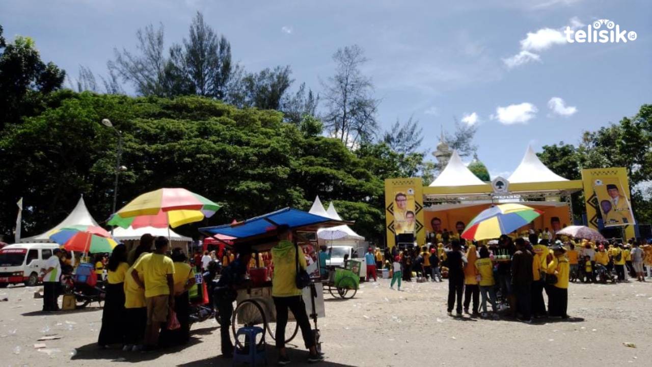 Sejumlah pedagang bertahan di cuaca terik demi mengais rezeki di momen HUT Partai Golkar di Lapangan Eks MTQ. Foto: Nur Khumairah/Telisik