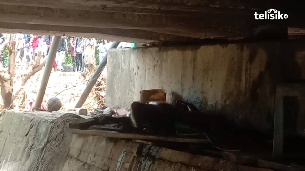 Mayat tanpa busana yang sudah membusuk ditemukan di bawah jembatan triping, gegerkan warga. Foto: La Ode Muh Martoton/Telisik