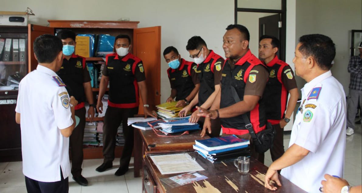 Tim Penyidik Kejari Manggarai saat menggeledah Kantor Dishub Manggarai Timur terkait dugaan korupsi pembangunan Terminal Kembur. Foto: Ist