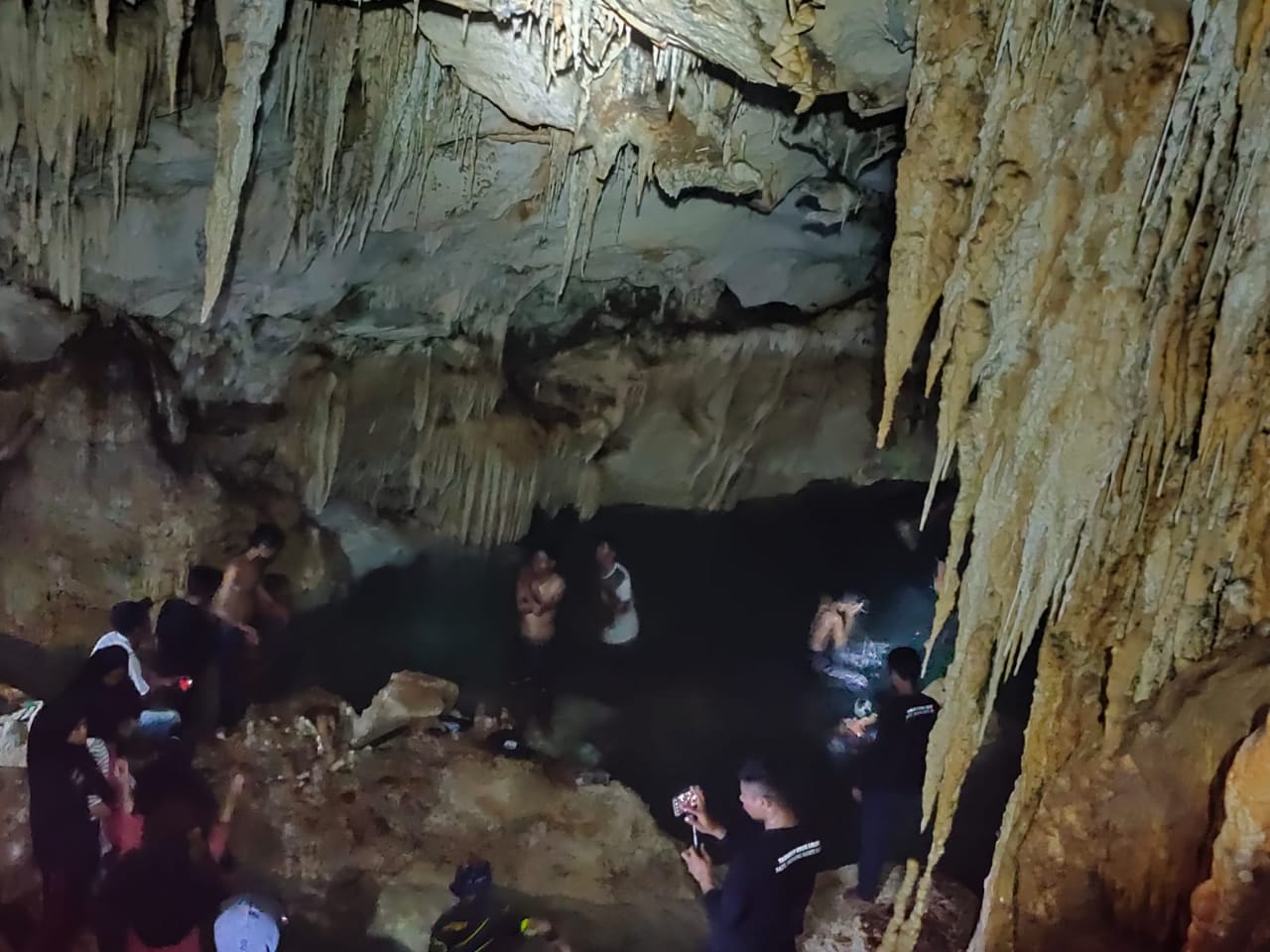 Gua Laumehe yang terletak di Desa Wantopi, Kecamatan Mawasangka, Kabupaten Buton Tengah, menjadi gua dengan keindahan ornamennya yang lengkap. Foto: Ist.