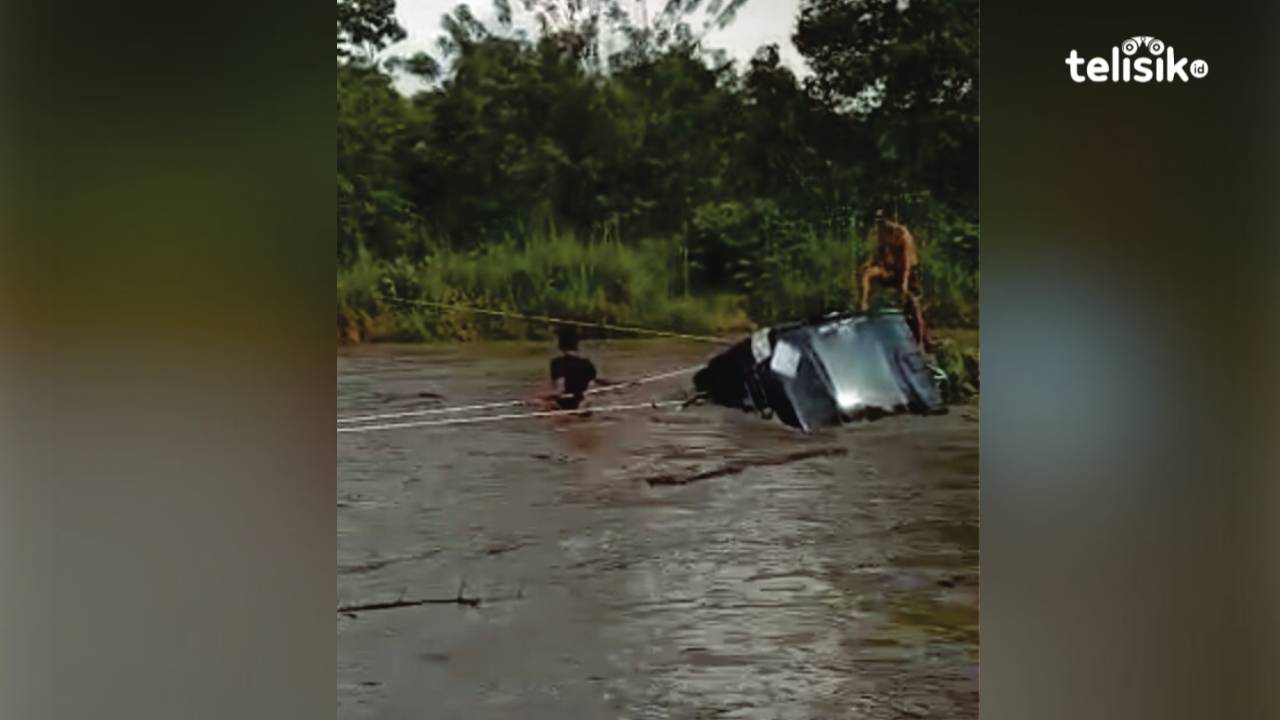 Nampak kendaraan terseret arus dan dibantu oleh warga dengan menggunakan tali. Foto: Mansur/Telisik