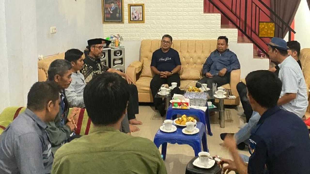 Rapat konsolidasi pengurus DPD NasDem Kolaka Utara yang dipimpin langsung Ketua DPD Nasdem Kolaka Utara, Zakaria Bakrie. Foto: Ist.
