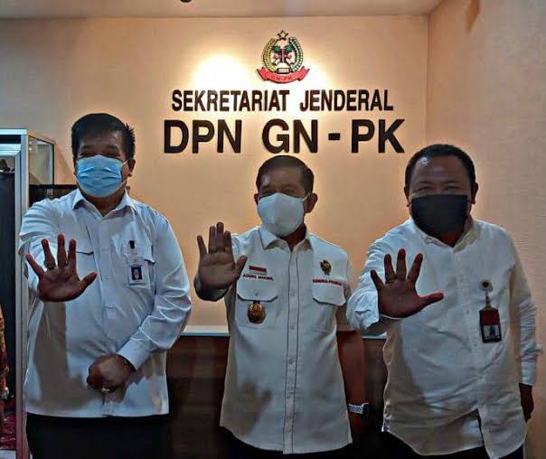 Wakil Ketua DPN-GNPKA Ramzah Thabraman (masker hitam), meminta Kejati Sulawesi Selatan selesaikan kasus tunjangan operasional Satpol PP Makassar. Foto: Ist.