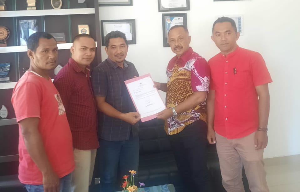 PDIP Manggarai Barat saat memberikan bantuan aspirasi beasiswa KIP Andreas Hugo Parera. Foto: Ist