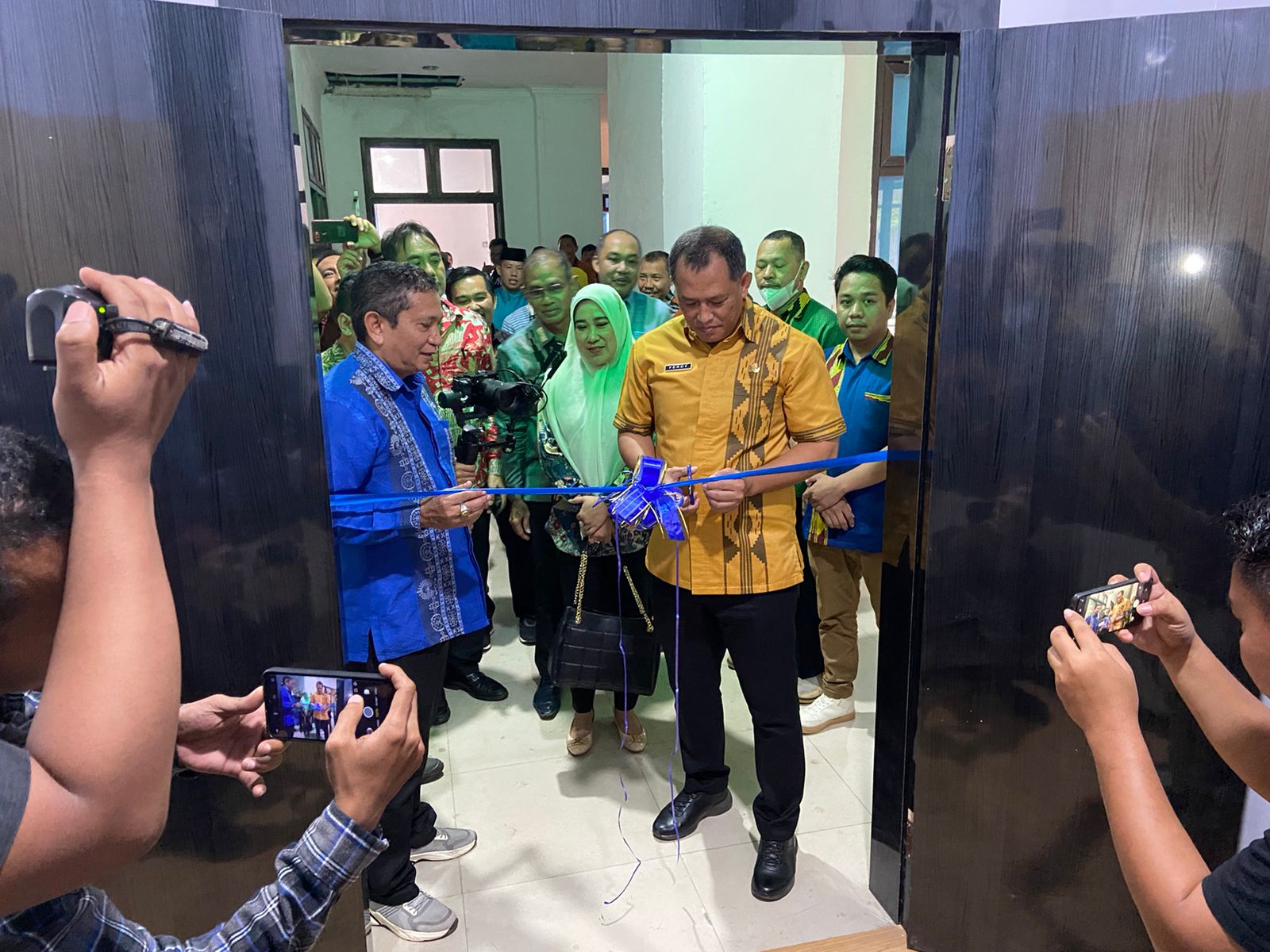 Sekertaris Daerah Kabupaten Konawe memotong pita saat meresmikan command center dan media center Diskominfo. Foto: Ist.