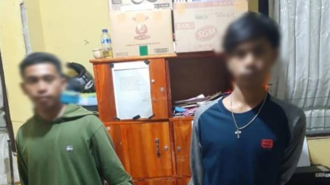Dua dari tiga pelaku pengeroyokan dan penikaman pemuda 22 tahun di Kupang, Nusa Tenggara Timur. Foto: Ist