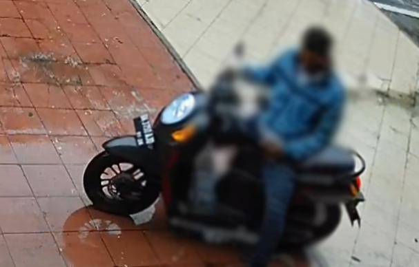 Nampak seorang pria yang viral karena aksinya. Foto: Screenshot video viral di Instagram dibagikan oleh @tkp