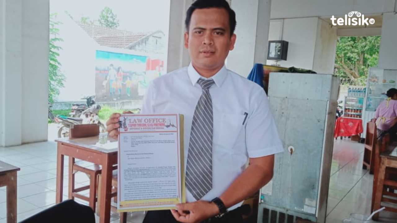 Tiopan Tarigan, kuasa hukum dari Herliana Boru Hombing ketika memberikan keterangan kepada awak media. Foto: Reza Fahlefy/Telisik