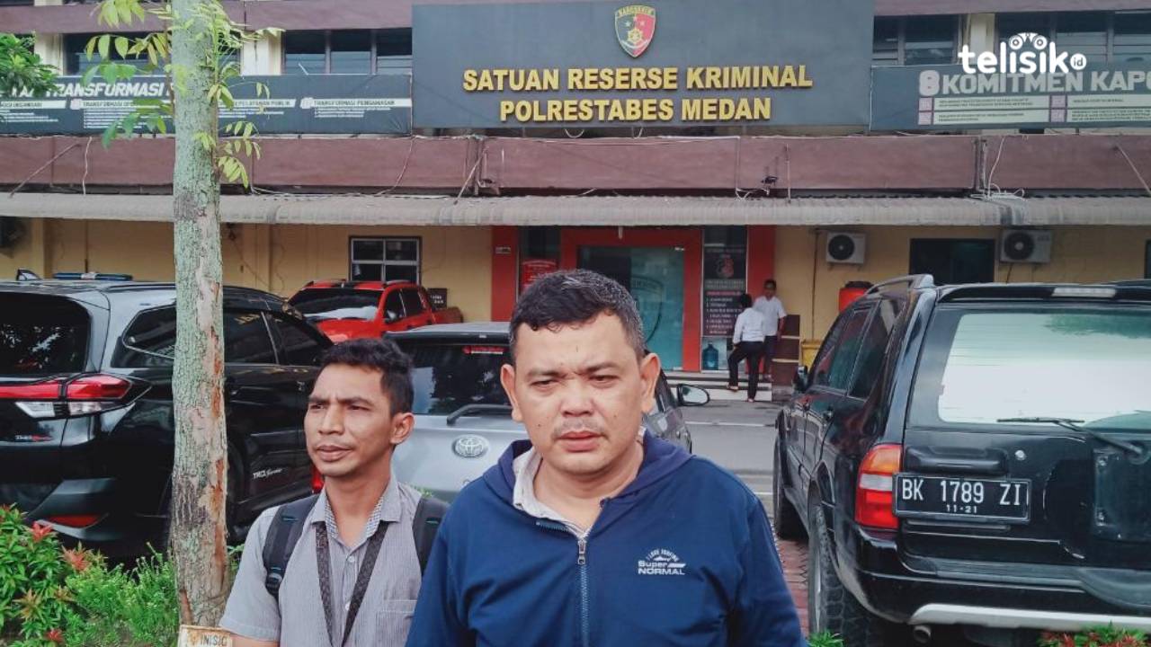 Kuasa hukum terlapor, bernama Akhmad Yusuf (kanan) didampingi rekannya usai menemui penyidik dari Unit PPA Satreskrim Polrestabes Medan di Jalan HM Said, Medan. Foto: Reza Fahlefy/Telisik