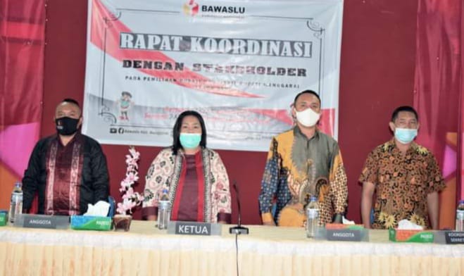 Dari kanan berdiri Komisioner Bawaslu Manggarai, Alfan Manah, Ketua Bawaslu Manggarai, Marcelina Lorensia, Komisioner Bawaslu Manggarai, Hery Harun. Foto: Ist