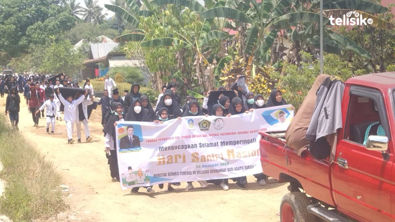 Memperingati Hari Santri Nasional, ratusan santri menggelar jalan santai di Kabupaten Kolaka Timur, Selasa (25/10/2022). Foto: Sigit Purnomo/Telisik